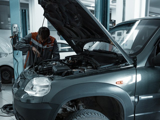 修車廠技師檢修引擎
